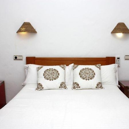 Hostal Extramuros Conil De La Frontera Exterior photo