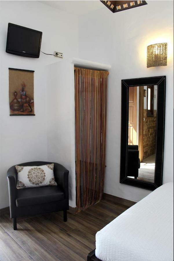Hostal Extramuros Conil De La Frontera Exterior photo